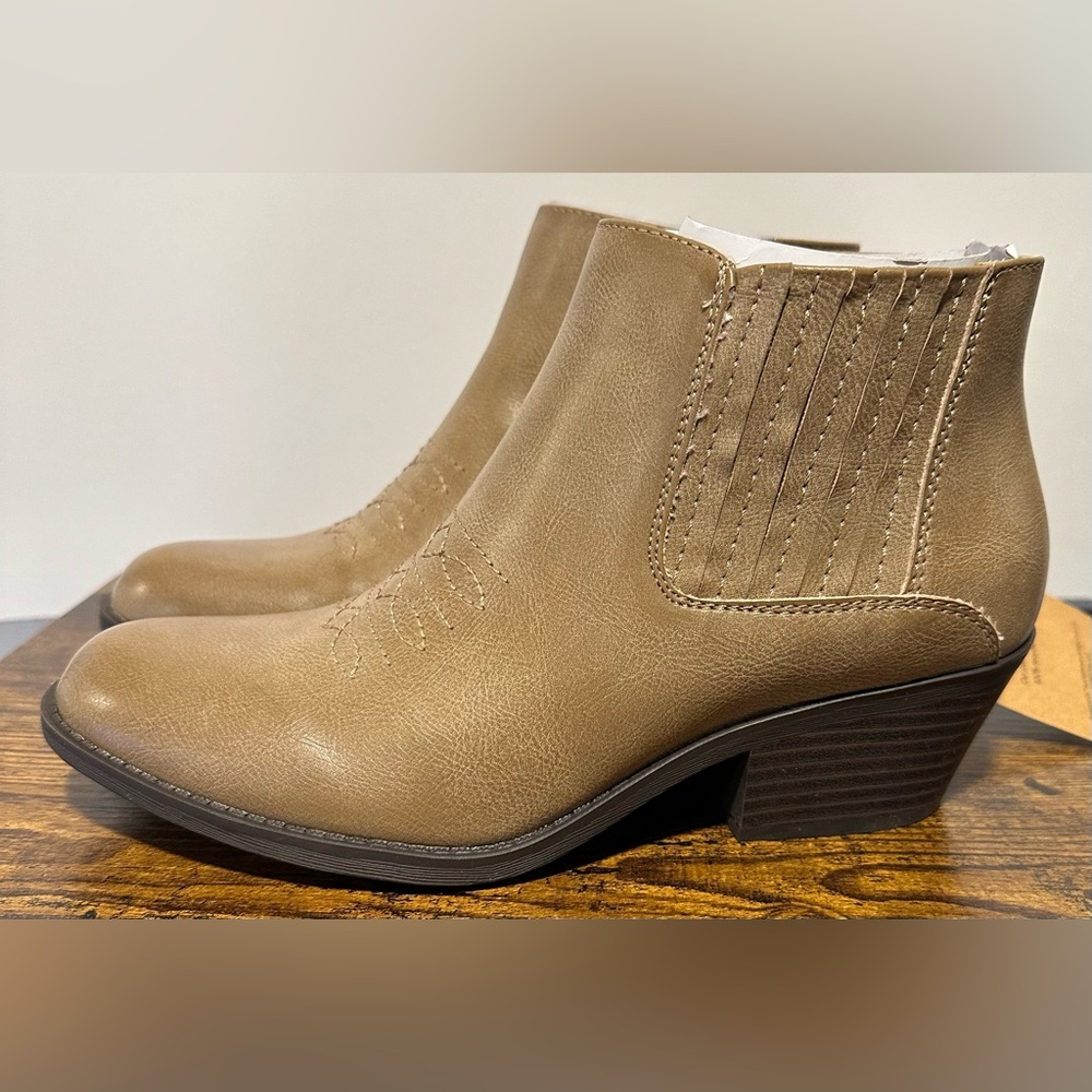 Frye and Co. Women’s Stone Jude Stacked Heel Booties NWT Size 9
